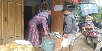 Kurang Lebih 52 KPM Warga Desa Jintung, Mencairkan Paket sembako di E-Warung Della Cell