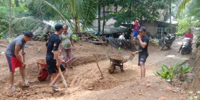 Gotong Royong Pasca Hujan Deras Mengguyur Desa Jintung